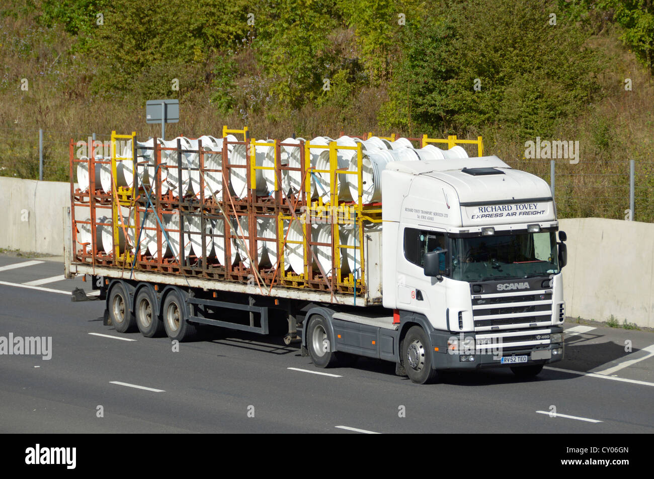 Remorque de camions chargés avec des composants de moyeu de roue de grand diamètre supposé en direction de l'usine de Basildon à grand tracteur Banque D'Images