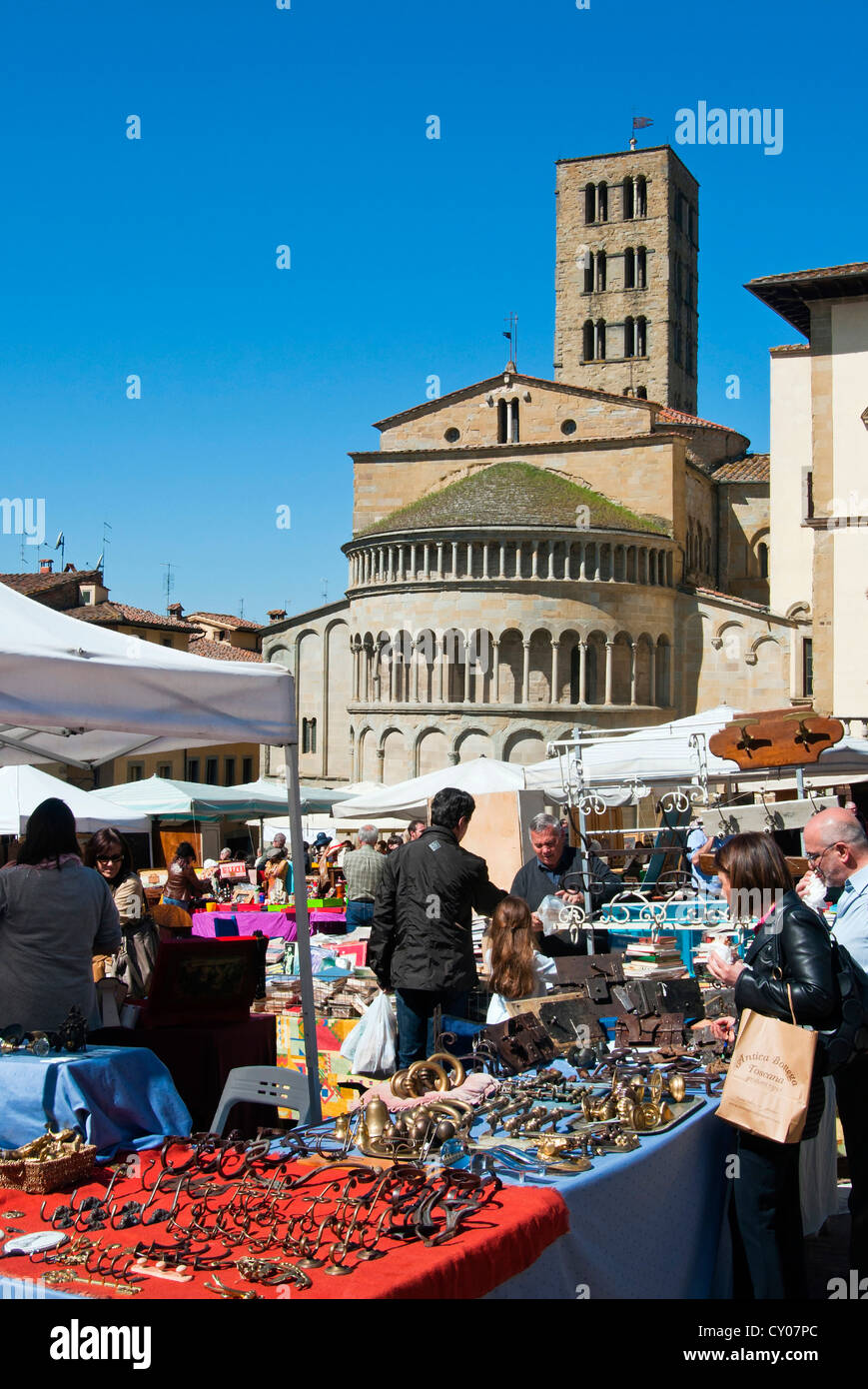 Antiquaire à juste la Piazza Vasari et église Santa Maria della Pieve derrière, Arezzo, Toscane, Italie Banque D'Images