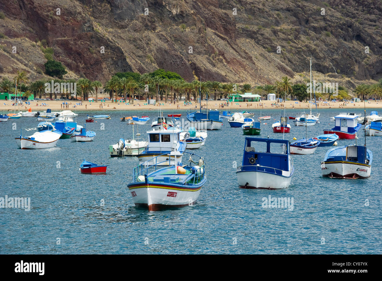 Bateaux de pêche colorés et les montagnes d'Anaga, Playa de Las Teresitas, San Andrés, Tenerife, Canaries, Espagne, Europe Banque D'Images