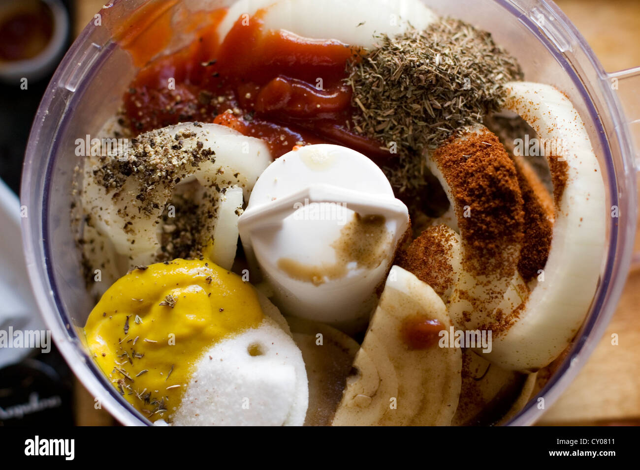 Barbecuesauce ingrédients au robot culinaire Banque D'Images