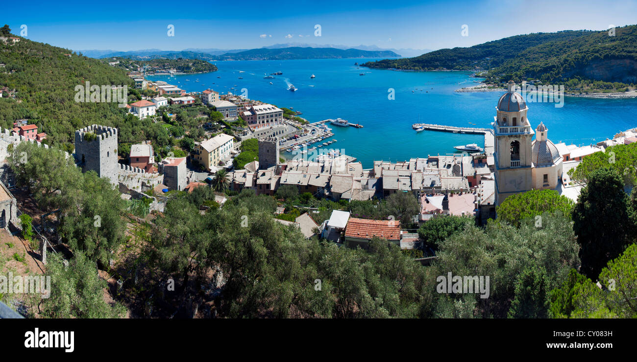 Vue panoramique de l'UNESCO World Heritage site de Porto Venere (Port de Vénus) sur la côte de Ligurie Italie Banque D'Images