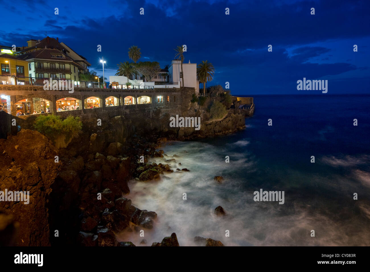 Maisons sur le front de mer, à Puerto de la Cruz, Tenerife, Canaries, Espagne, Europe Banque D'Images