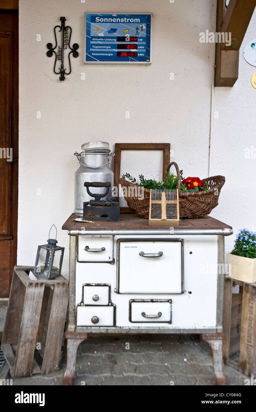 Dispositif d'affichage d'un système solaire et une cuisinière, Historic Farm, près de Freiburg im Breisgau, Bade-Wurtemberg Banque D'Images