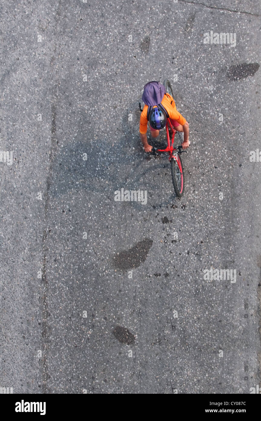 Homme biker dans l'environnement urbain, d'oiseau. Banque D'Images