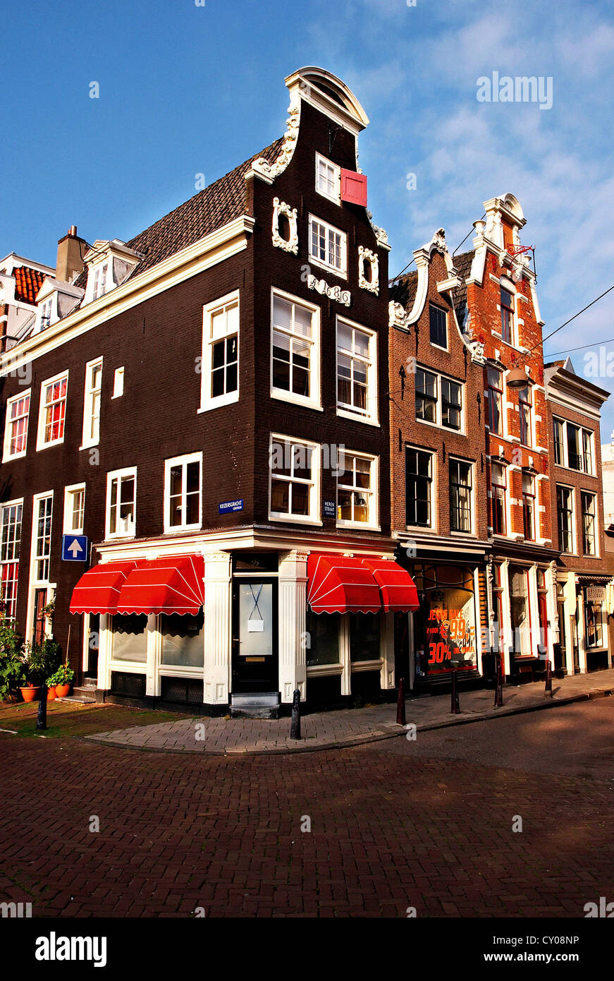 Pays-bas, Amsterdam, Hollande du Nord, l'architecture hollandaise traditionnelle le long des ponts et canaux. Banque D'Images