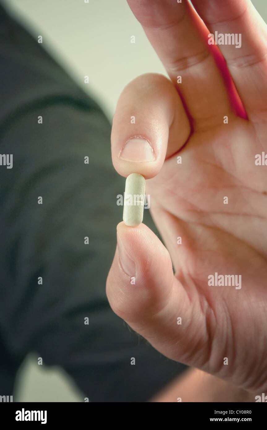 Close up image d'une main avec un comprimé, concept de drogue Banque D'Images