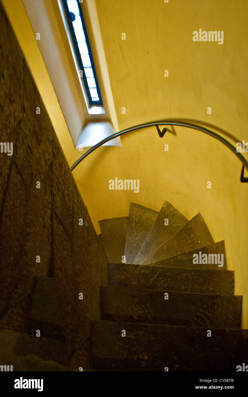 Ancien escalier en pierre avec rampe Banque D'Images