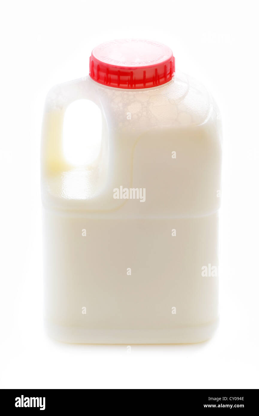 Une pinte de lait écrémé dans un carton en plastique isolé sur fond blanc Banque D'Images