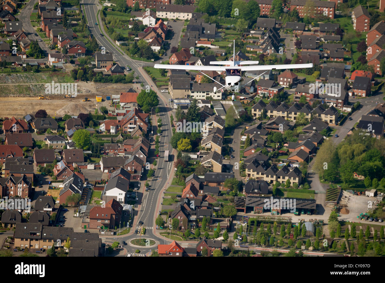 Vue aérienne, Cessna 172 survolant Werne, Ruhr, Rhénanie du Nord-Westphalie Banque D'Images Vue aérienne, Cessna 172 survolant Werne, Ruhr, Rhénanie du Nord-Westphalie Banque D'Images