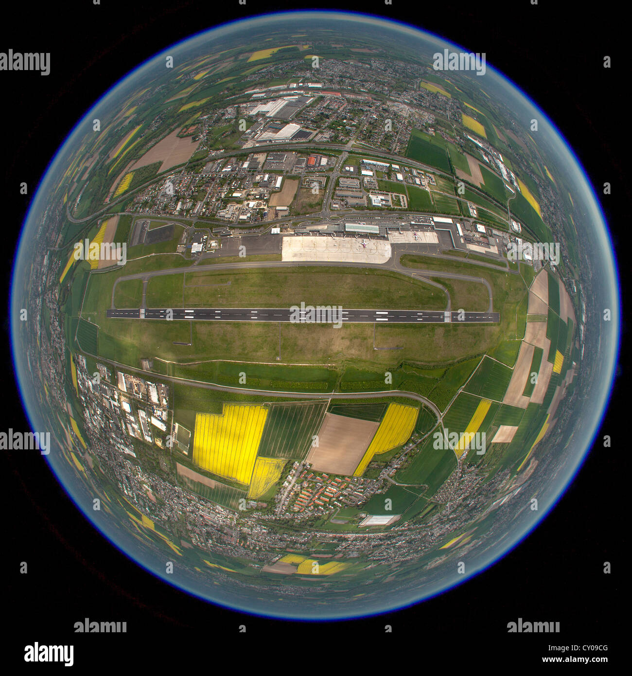 Vue aérienne, prise avec un objectif fisheye, Dortmund Wickede, l'aéroport de Dortmund, Ruhr, Rhénanie du Nord-Westphalie Banque D'Images