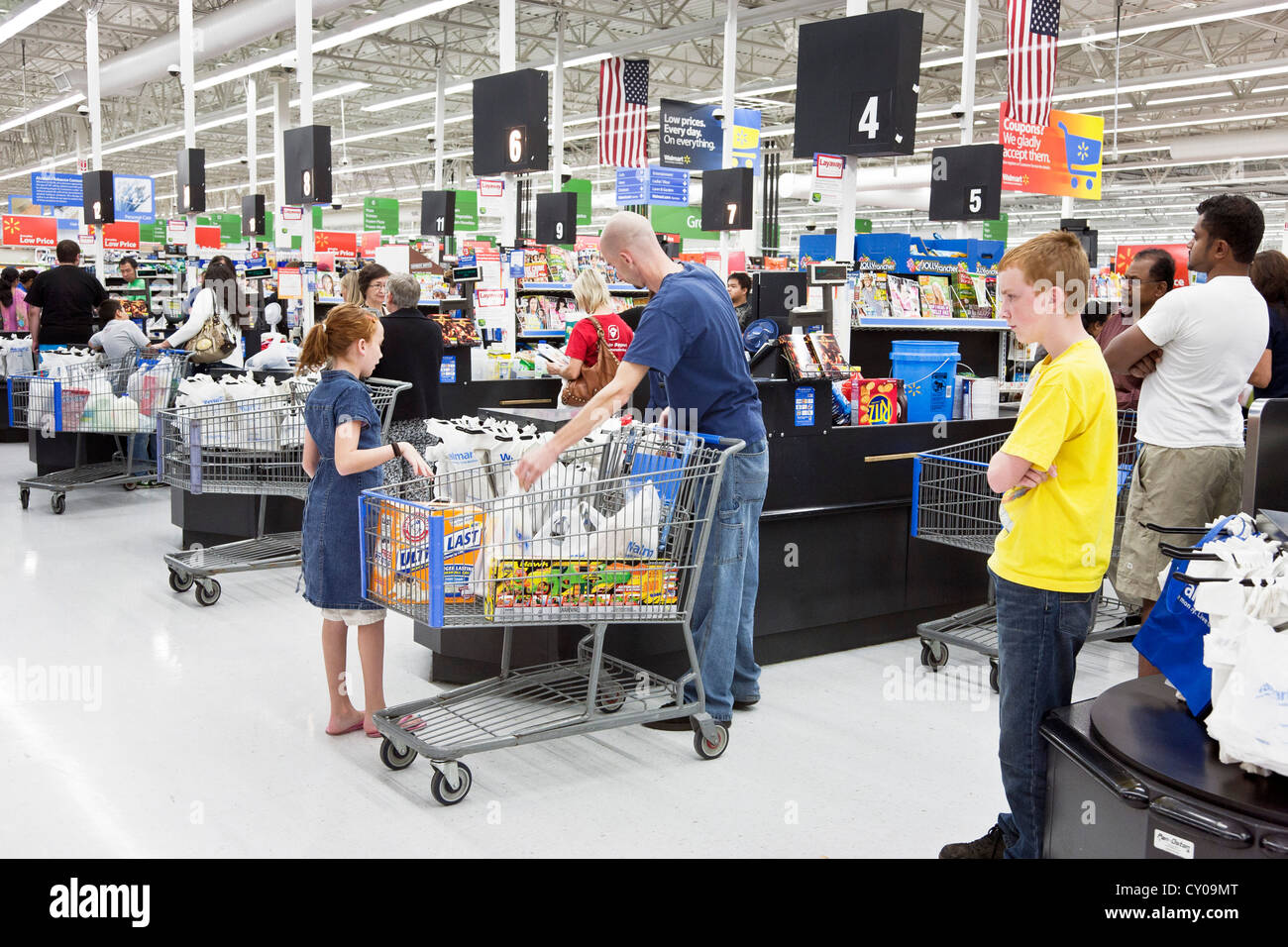 Divers acheteurs multiethnique dont papa avec les enfants utiliser plusieurs voies départ en magasin Walmart Lynwood Washington Banque D'Images