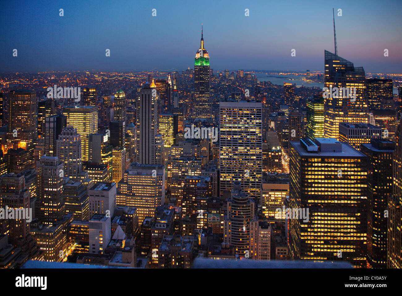 Vue depuis le Rockefeller Center sur la Big Apple au crépuscule, l'Empire State Building, New York City, New York, United States Banque D'Images