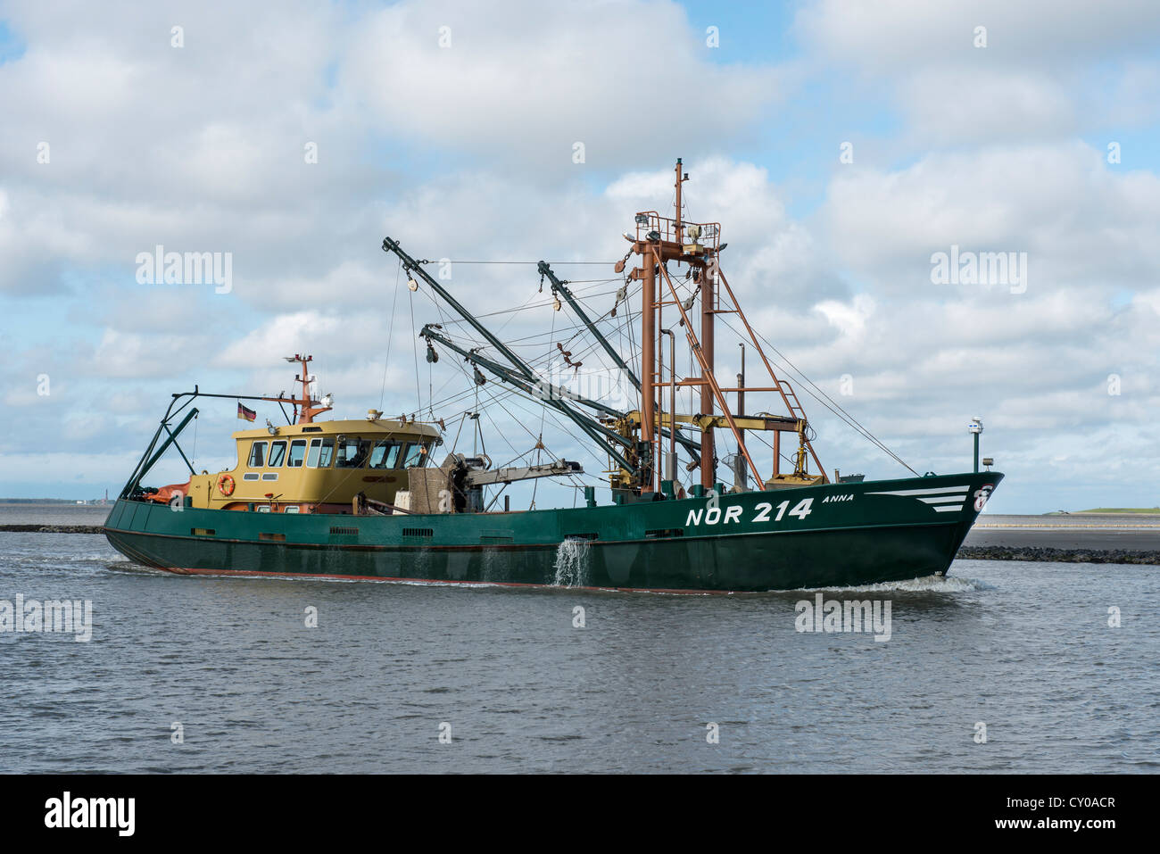 Anna ni shell 214 cutter entrant dans le port de Norddeich, Frise orientale, Basse-Saxe Banque D'Images