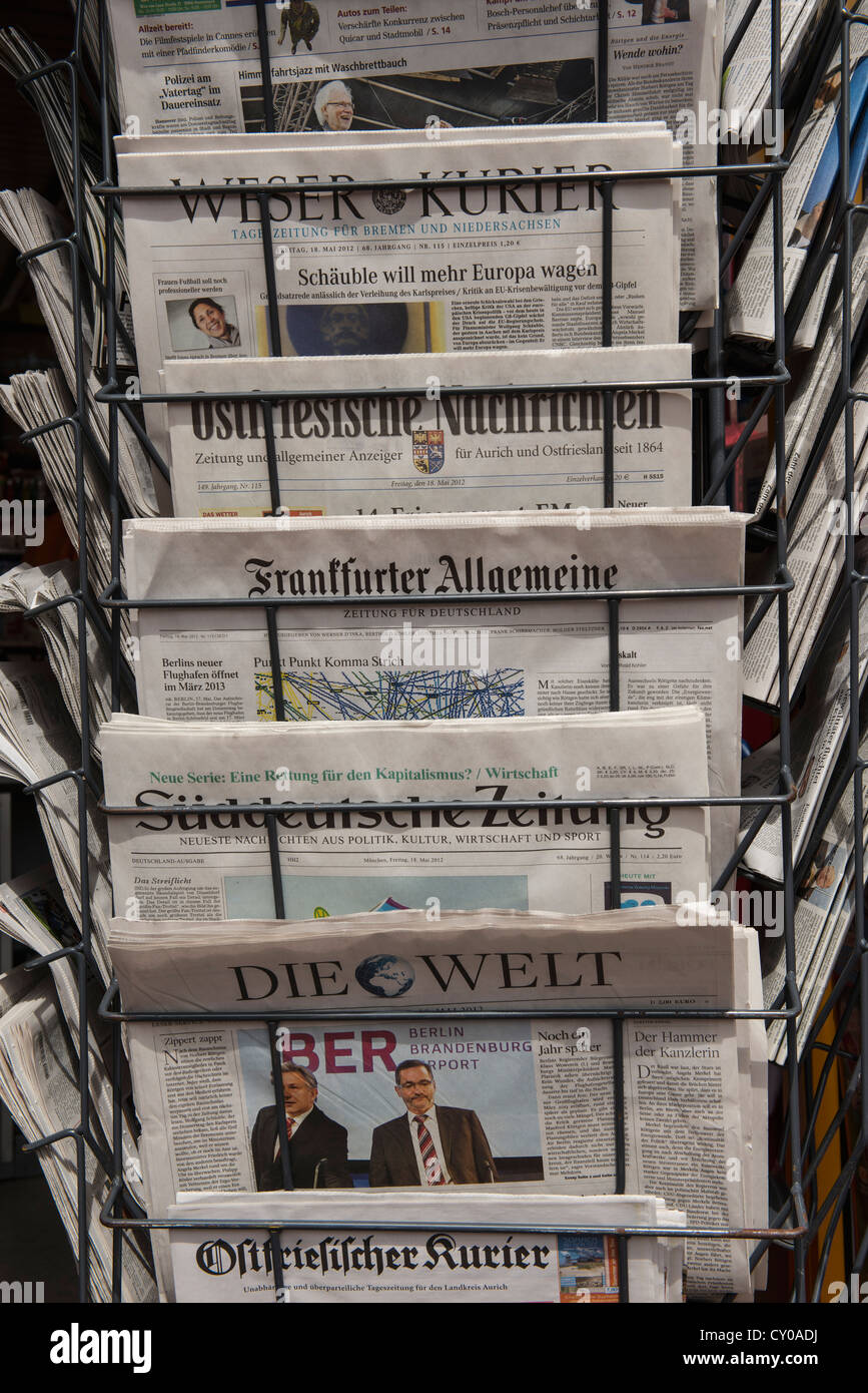 Unité d'affichage avec les journaux allemands régionaux et nationaux tels que Weser Kurier, Ostfriesische Nachrichten, FAZ Banque D'Images