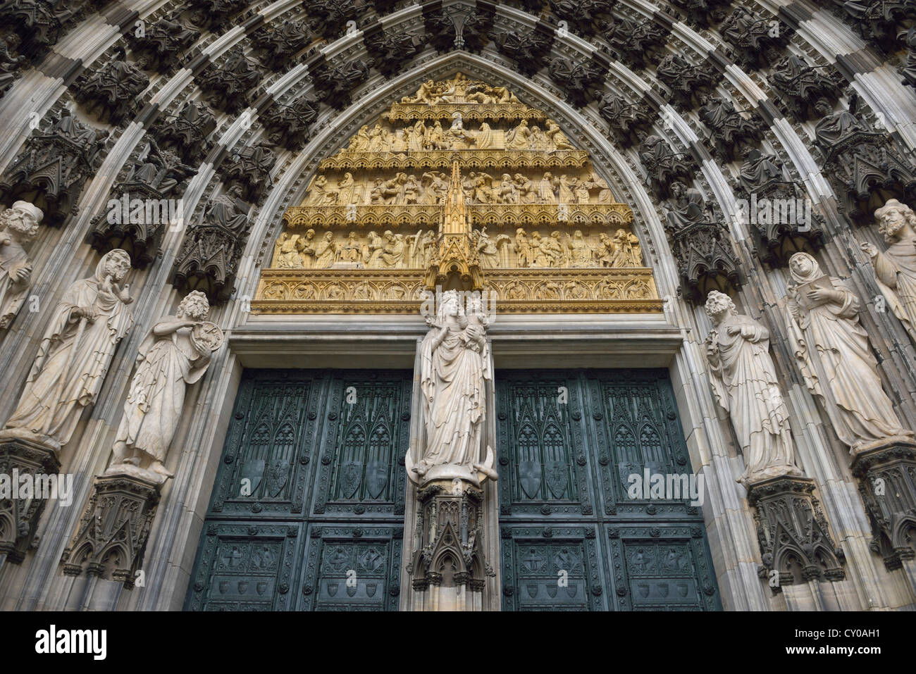 La cathédrale de Cologne, détail, entrée ouest, Marie et l'enfant Christ gothique avec des rangées de chiffres ci-dessus Banque D'Images