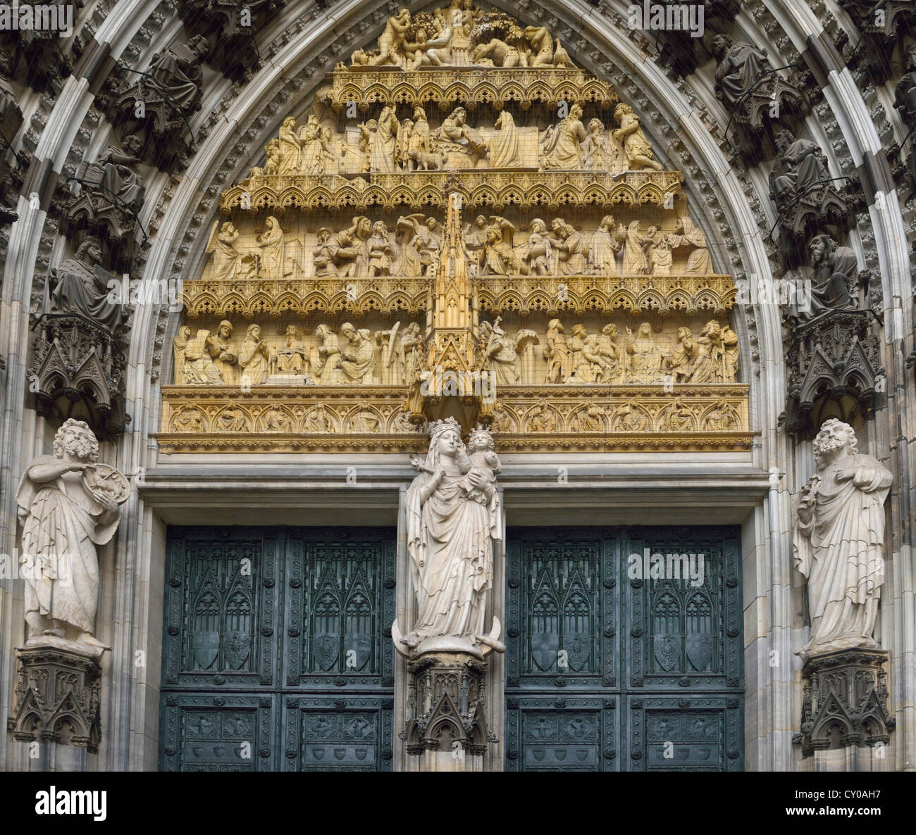 Détail, entrée ouest, portail central, portail principal, Marie et l'enfant Jésus, la cathédrale de Cologne, classée au Patrimoine Mondial de l'UNESCO Banque D'Images