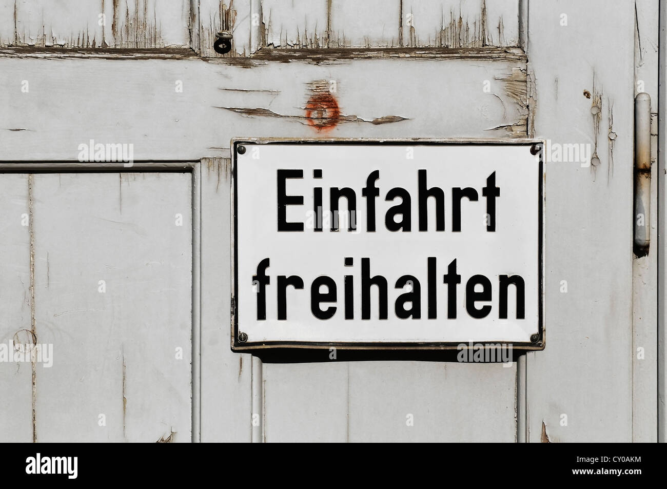 Lettrage signe 'Einfahrt freihalten', l'allemand pour l'entrée de 'garder' claire, sur une vieille porte en bois, PublicGround Banque D'Images