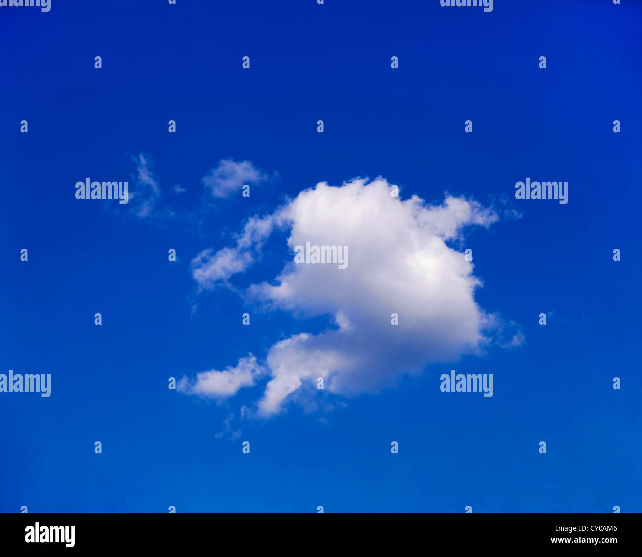 Cumulus dans le ciel bleu Banque D'Images