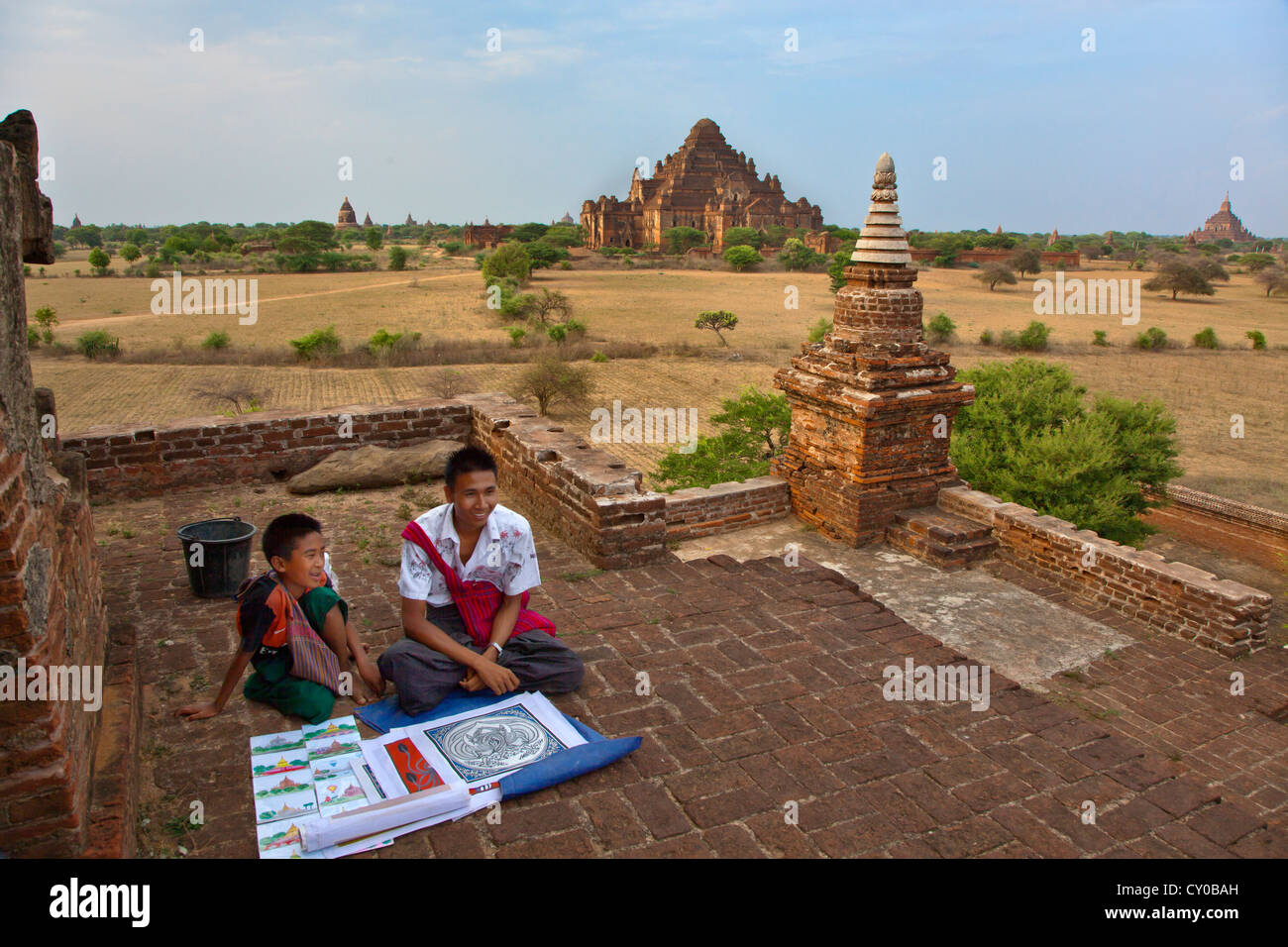 Vente de peintures pendant l'affichage de la 12e siècle DHAMMAYANGYI PAHTO à Bagan construit par Narathu - Myanmar Banque D'Images