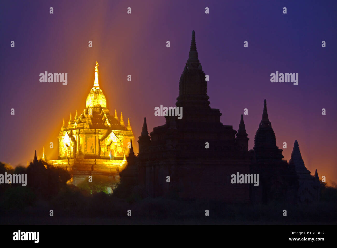 L'ANANDA TEMPLE est éclairé comme un joyau dans la nuit - BAGAN, MYANMAR Banque D'Images