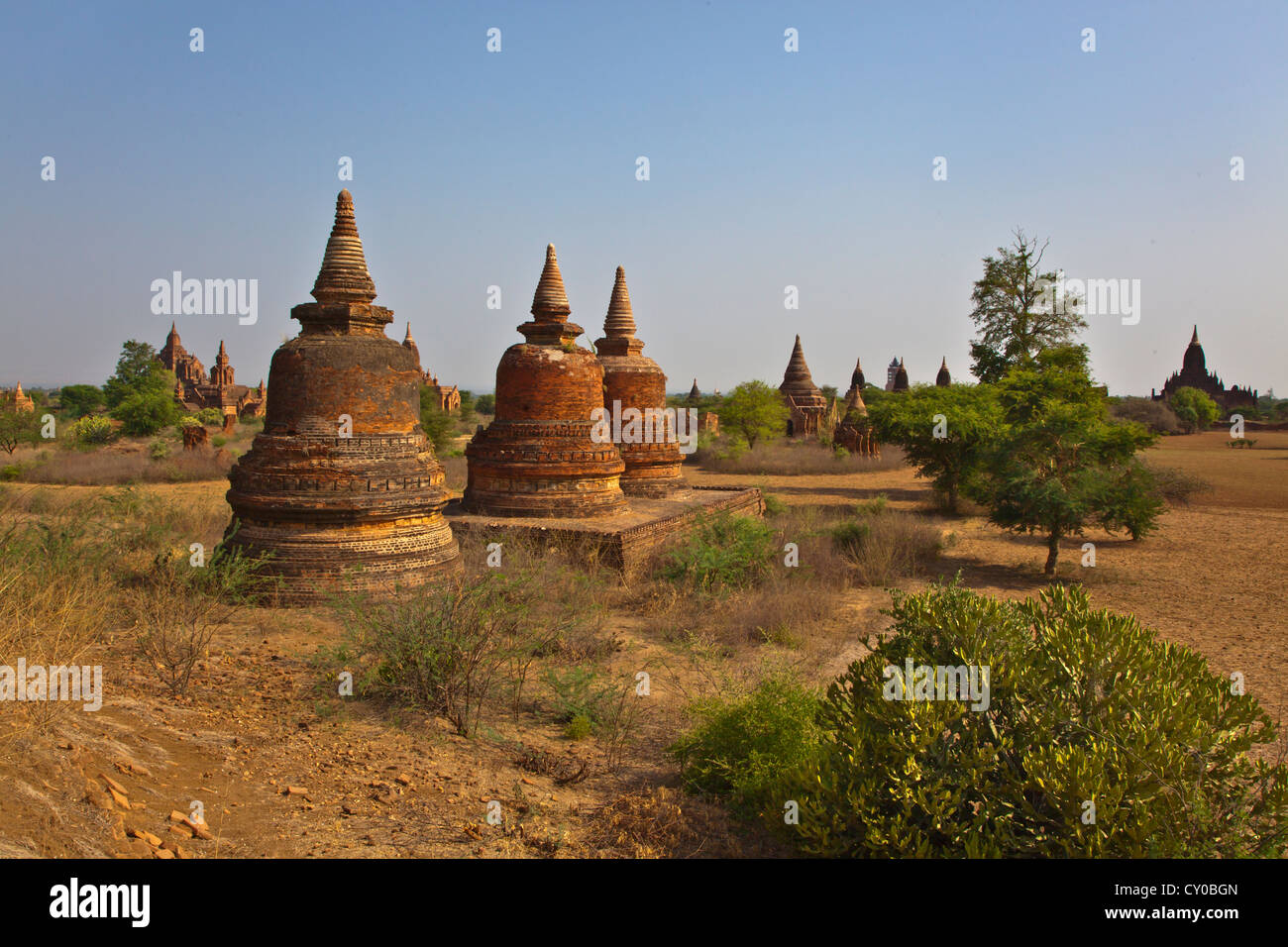 Le Groupe de style LAYMYETHNA stupa temples - BAGAN, MYANMAR Banque D'Images