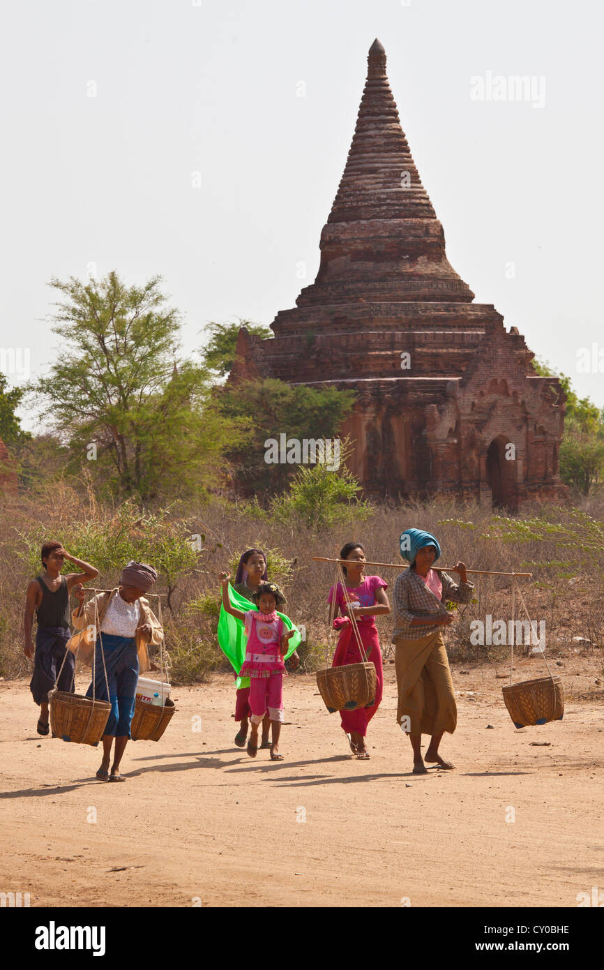 Les villageois le transport de marchandises au marché sur la plaine de Bagan - Myanmar Banque D'Images