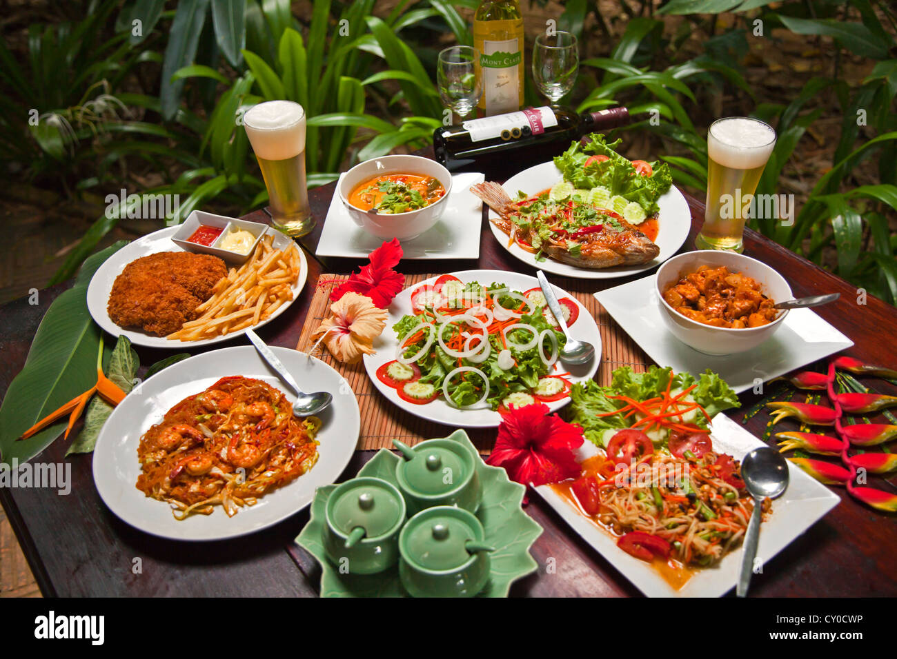 La cuisine thaï délicieux est servi dans notre chambre jungle près de Parc national de Khao Sok - SURATHANI PROVENCE, THAÏLANDE Banque D'Images