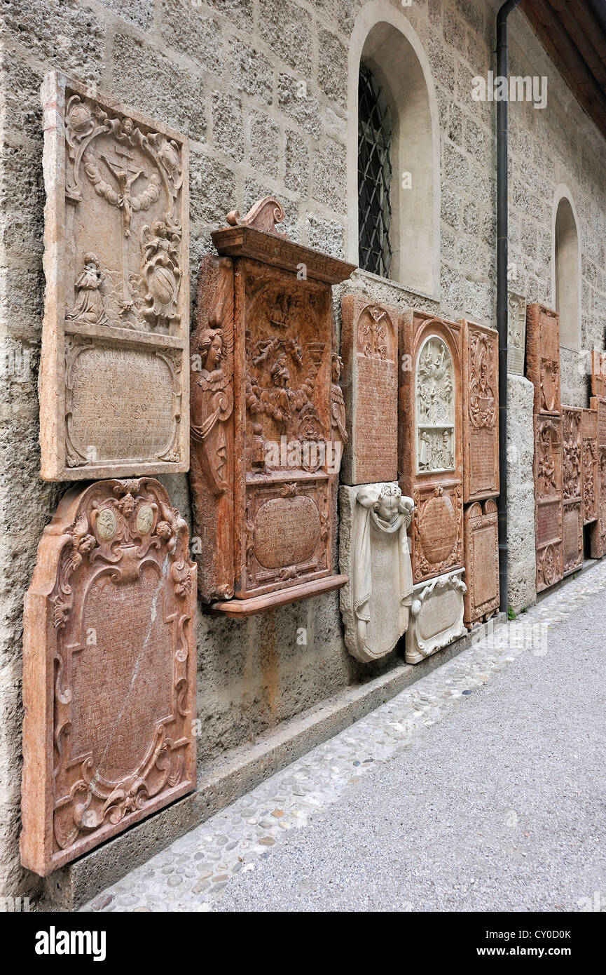 Vieille tombe en plaques avec des reliefs à St Peter's Cemetery, le plus ancien lieu de sépulture chrétienne de Salzbourg, St Peter's District, Salzbourg Banque D'Images
