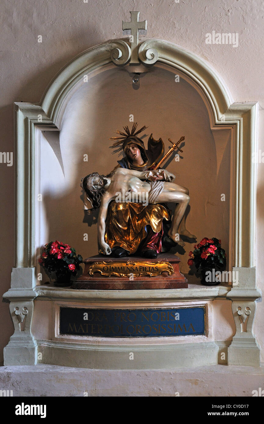 Pietà, sculpture colorée de Maria avec le corps de Jésus, dans une niche de l'église Saint Pierre, St Peter's district, Salzbourg Banque D'Images