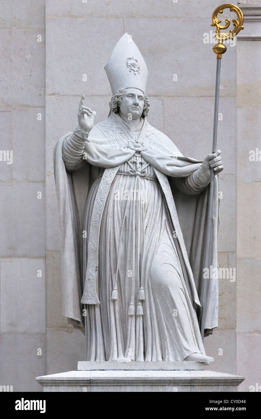 Sculpture Monumentale de Saint Virgile, patron de l'église, à l'extérieur de la cathédrale de Salzbourg, créé en 1660 par Bartholomaeus van Opstal Banque D'Images
