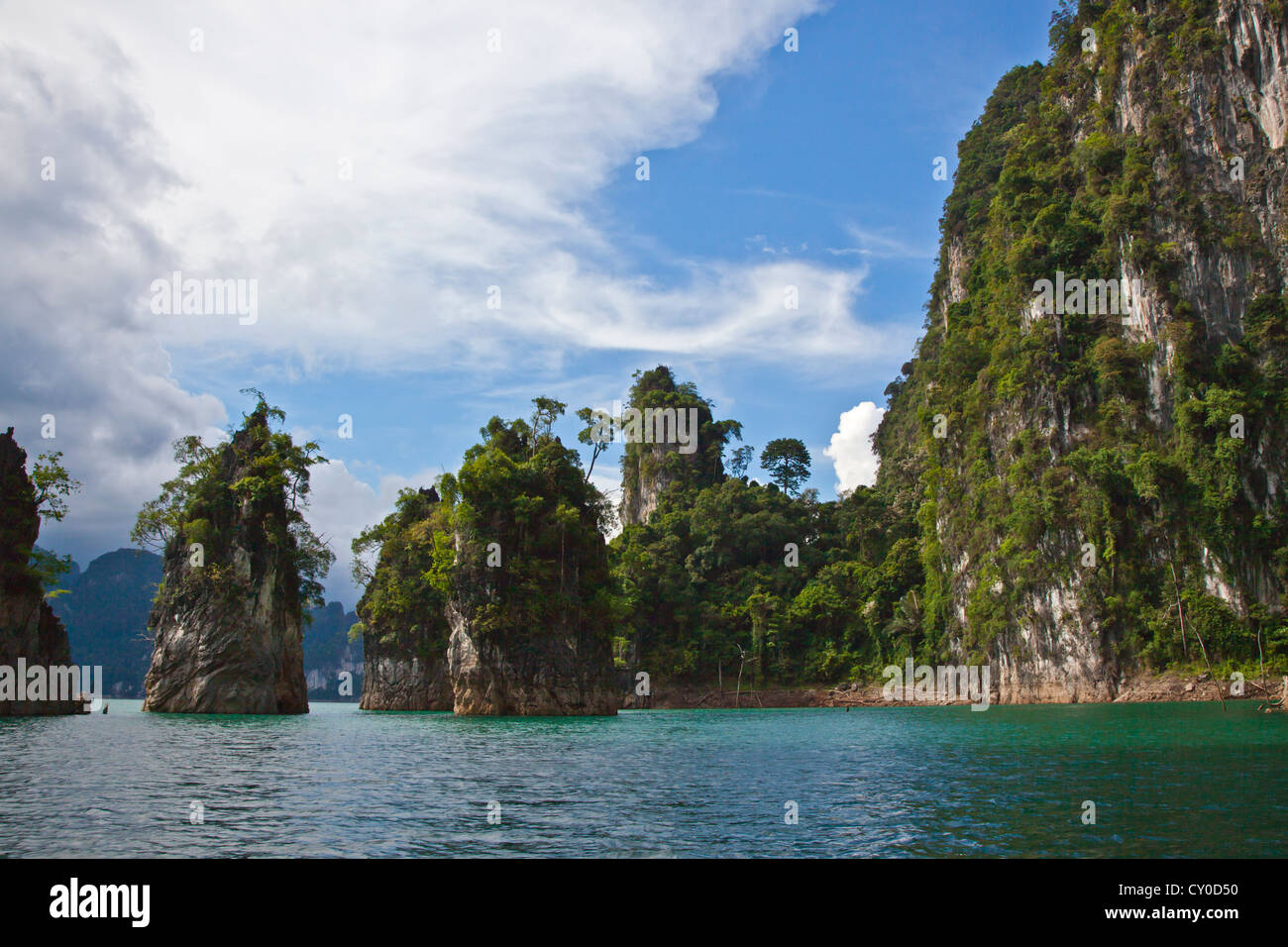 FORMATIONS KARSTIQUES CHIEW entourent le lac LAN au coeur de parc national de Khao Sok - SURATHANI PROVENCE, THAÏLANDE Banque D'Images