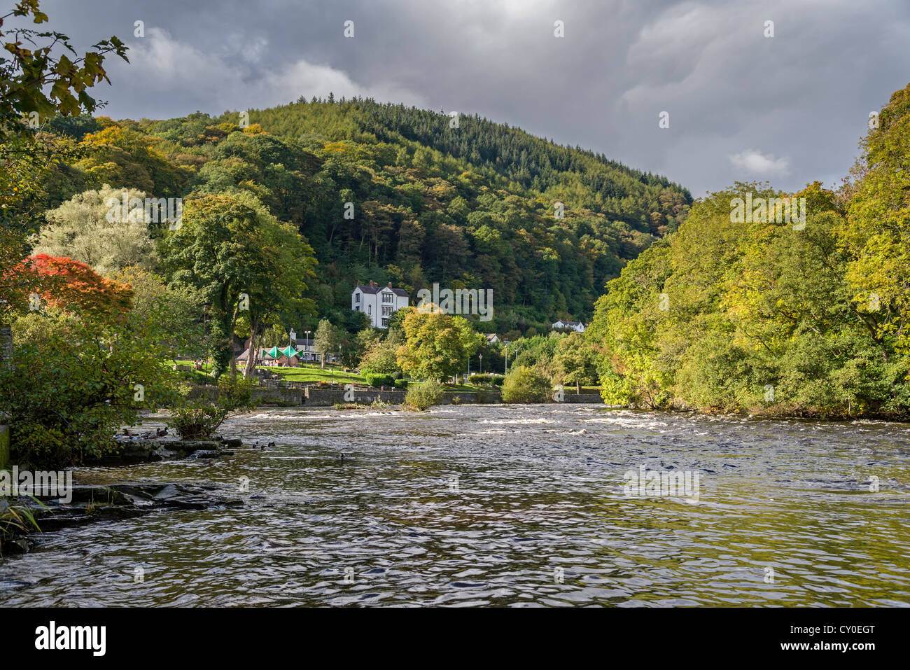 La rivière Dee à Llangollen dans le Nord du Pays de Galles. Banque D'Images