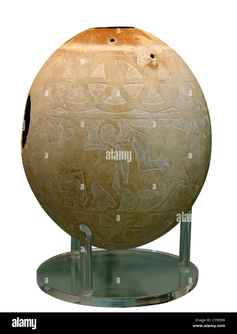 Œuf d'Autruche décoré datant d'environ 600 BC utilisé comme réservoir d'eau et fou décoré de 4 sphinx. Trouvé dans le tombeau d'Isis Egyp Banque D'Images