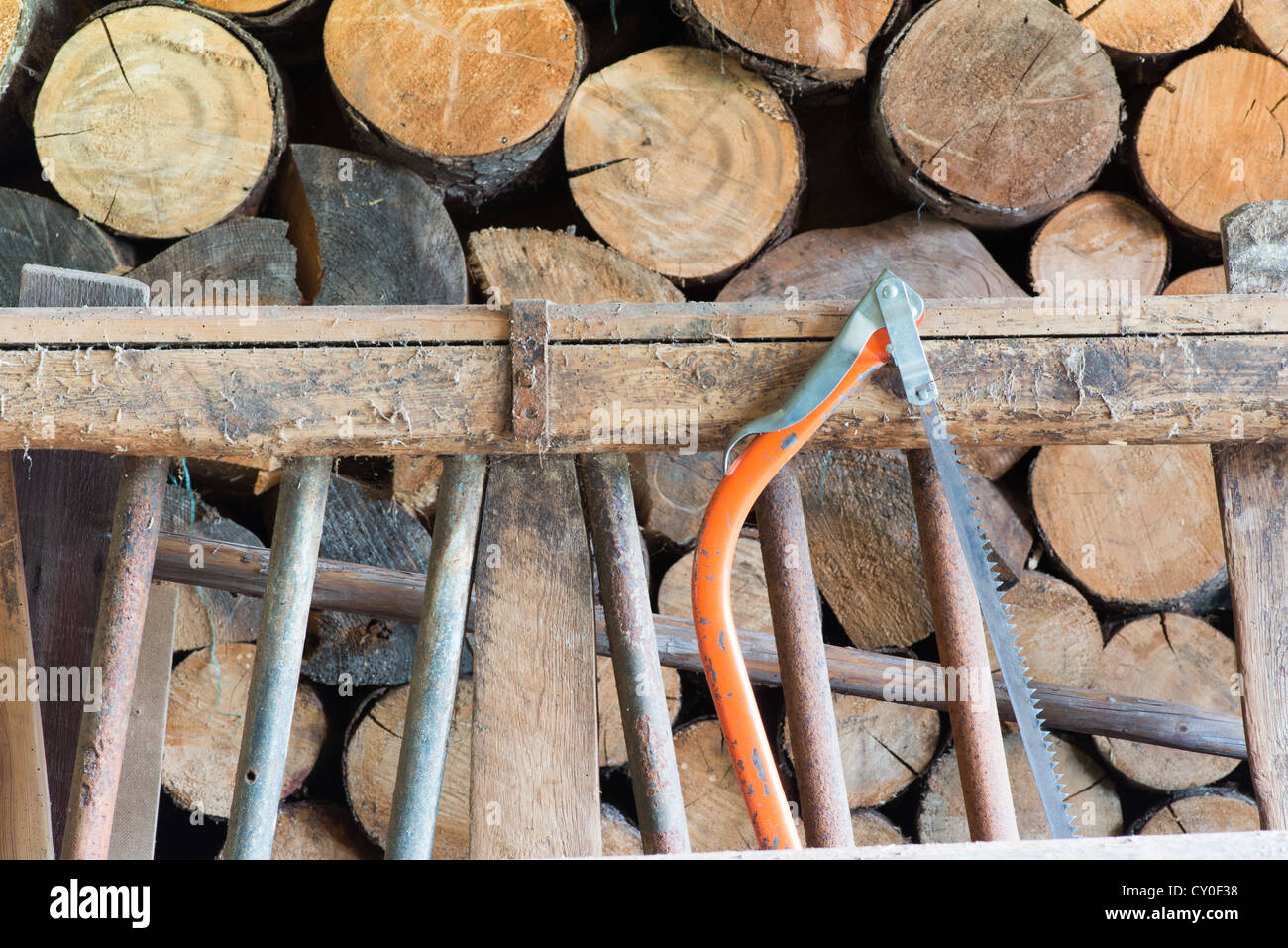 Bois empilé et un vieux vu Banque D'Images