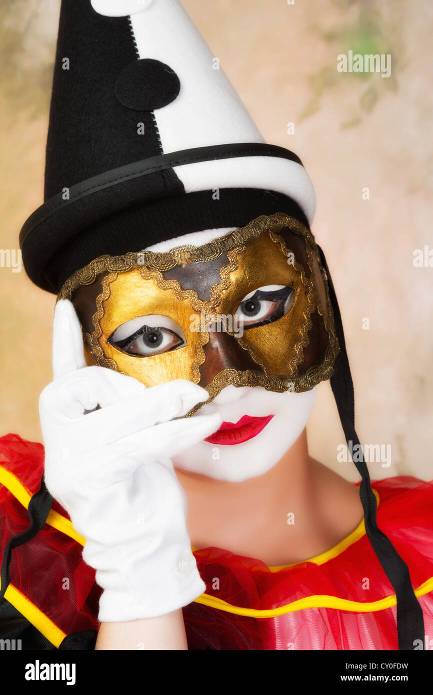 Pierrot peint tenant un masque de Venise en cuir Banque D'Images