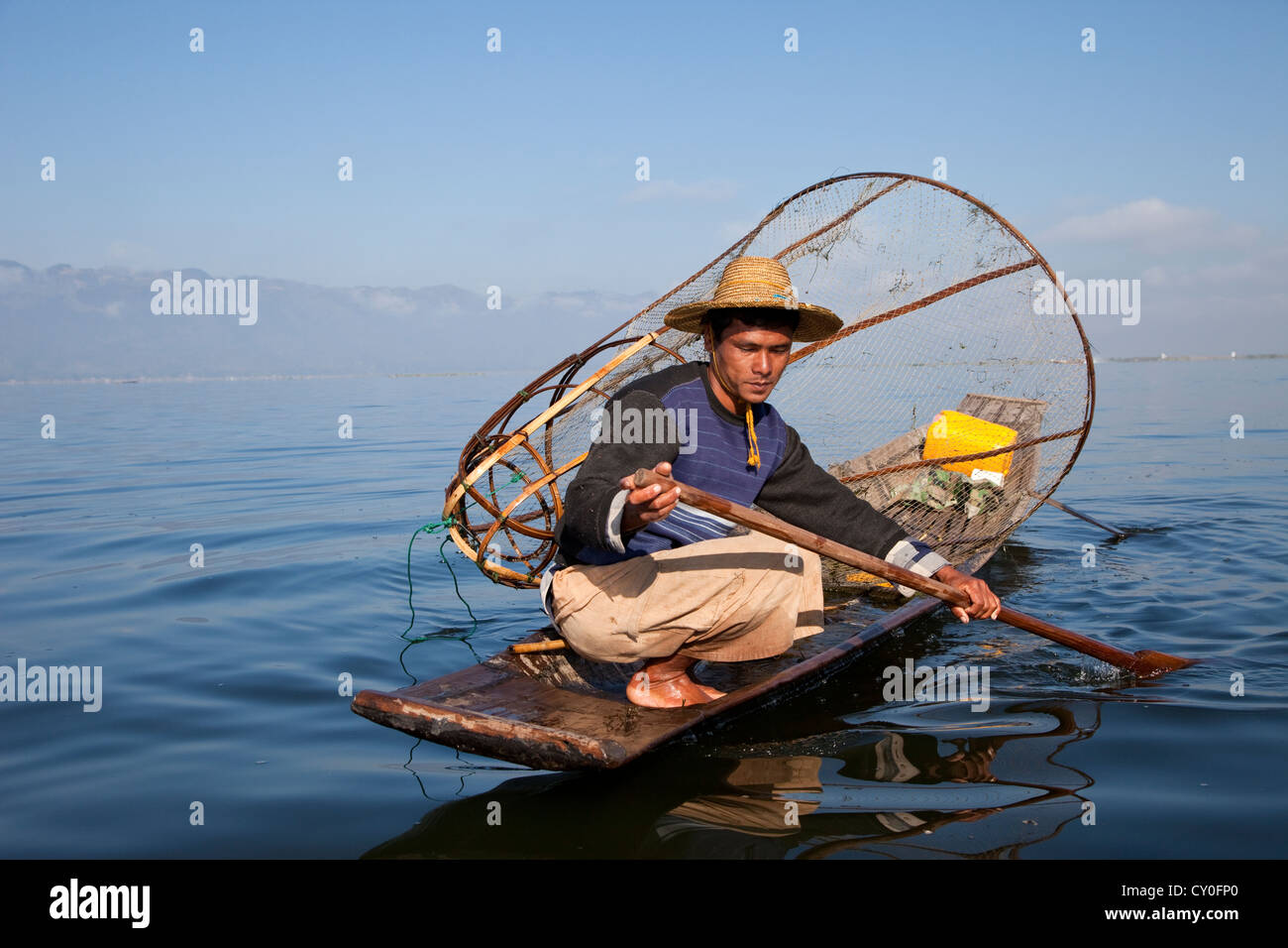 Le Myanmar, Birmanie. Pêcheur, lac Inle, l'État Shan. Banque D'Images