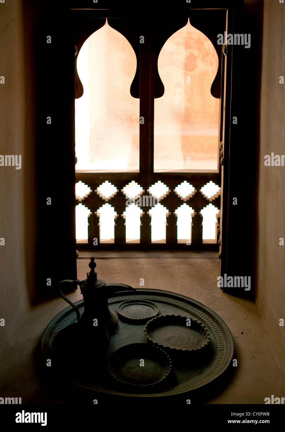Un ensemble de l'intérieur de l'ustensile café arabe fenêtre dans une maison traditionnelle, Sur, Oman Banque D'Images