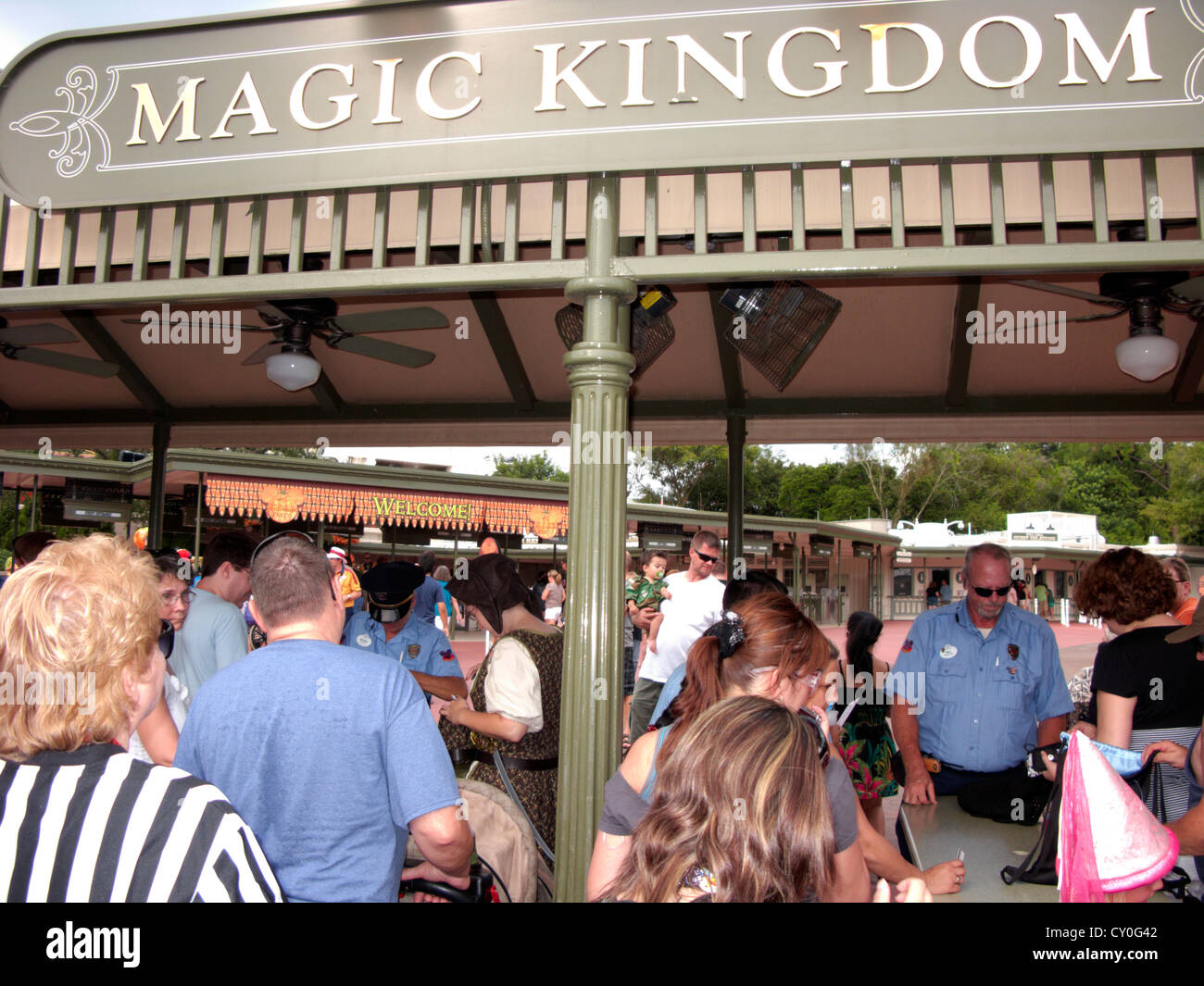 Sac de sécurité le dépistage à l'entrée du Magic Kingdom de Walt Disney World en Floride usa Banque D'Images
