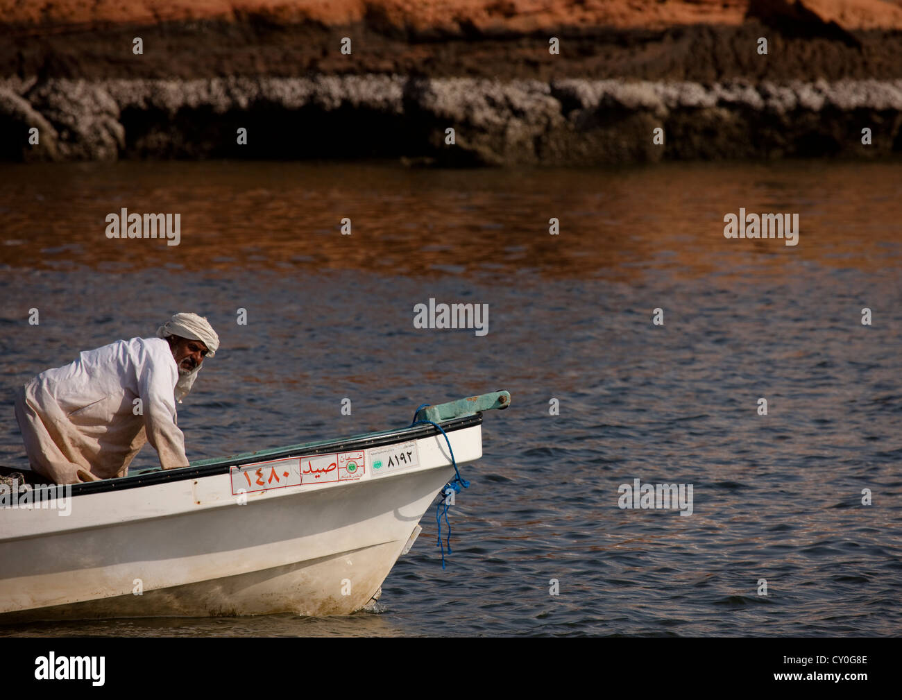 En se penchant sur le pêcheur Bateau, Sur, Oman Banque D'Images