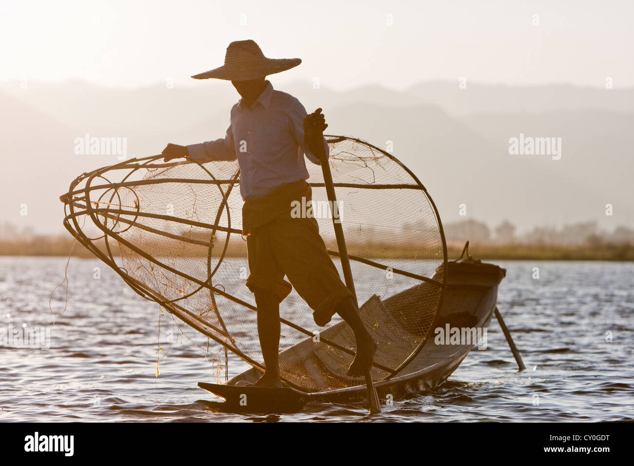 Le Myanmar, Birmanie. Aviron pêcheur avec une jambe, dans le style commun à Lac Inle, l'État Shan. Banque D'Images