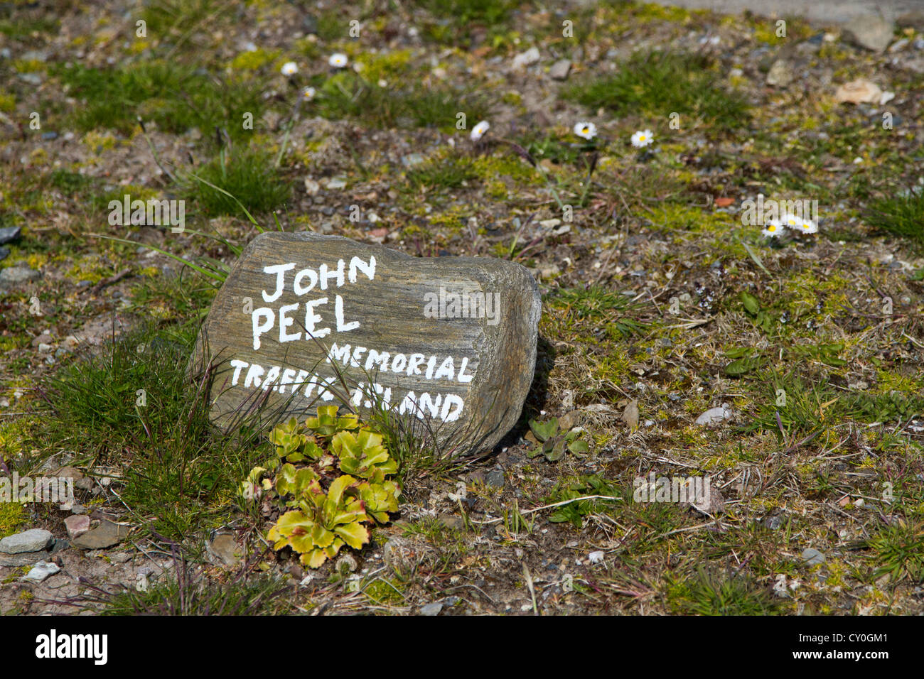 Signes inhabituels 'John Peel Memorial' sur l'île de Unst, Shetland est. L'Ecosse Banque D'Images