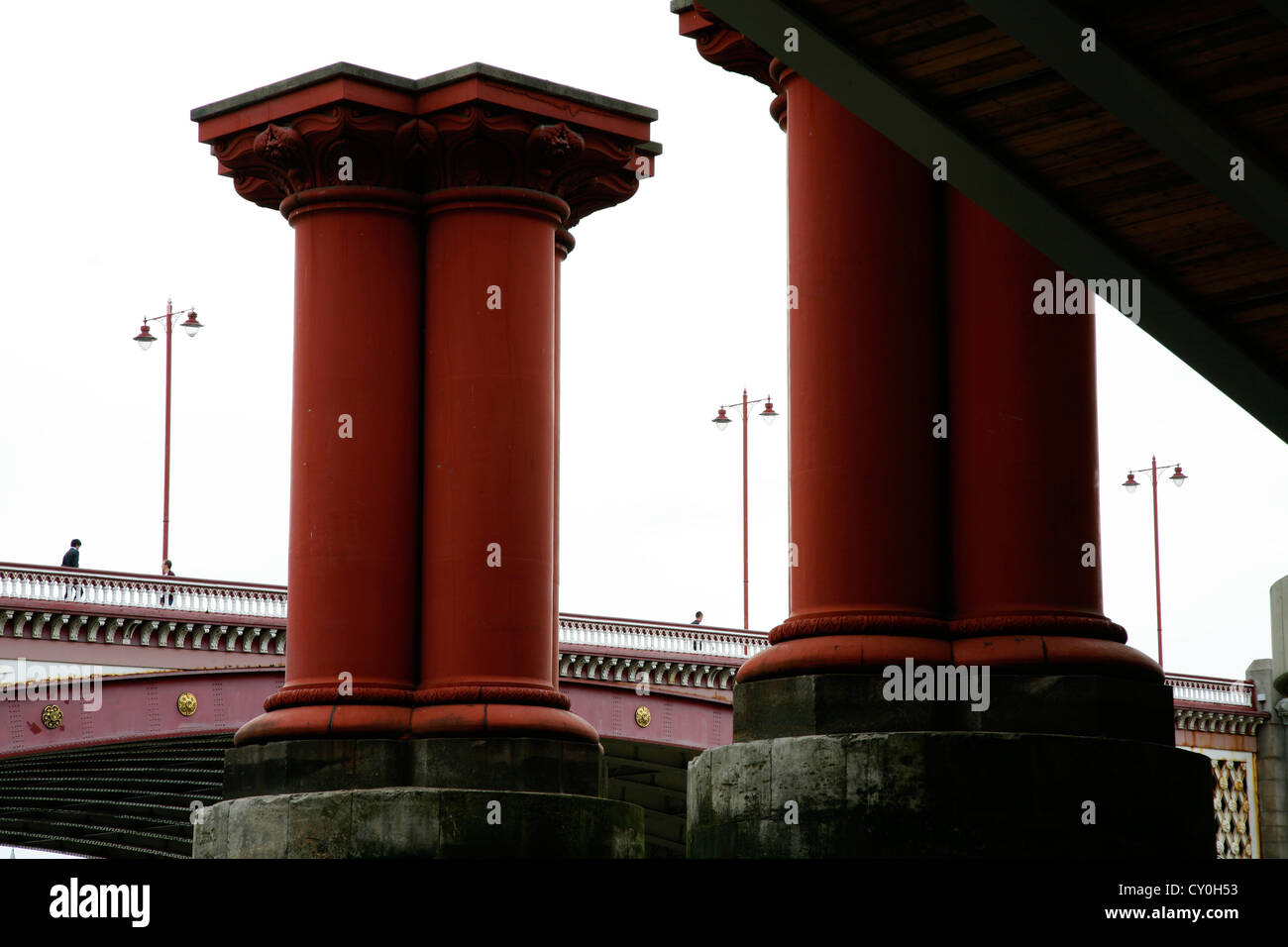 Le passé à piles de l'ancien pont de Blackfriars à l'actuel pont de Blackfriars, City of London, UK Banque D'Images
