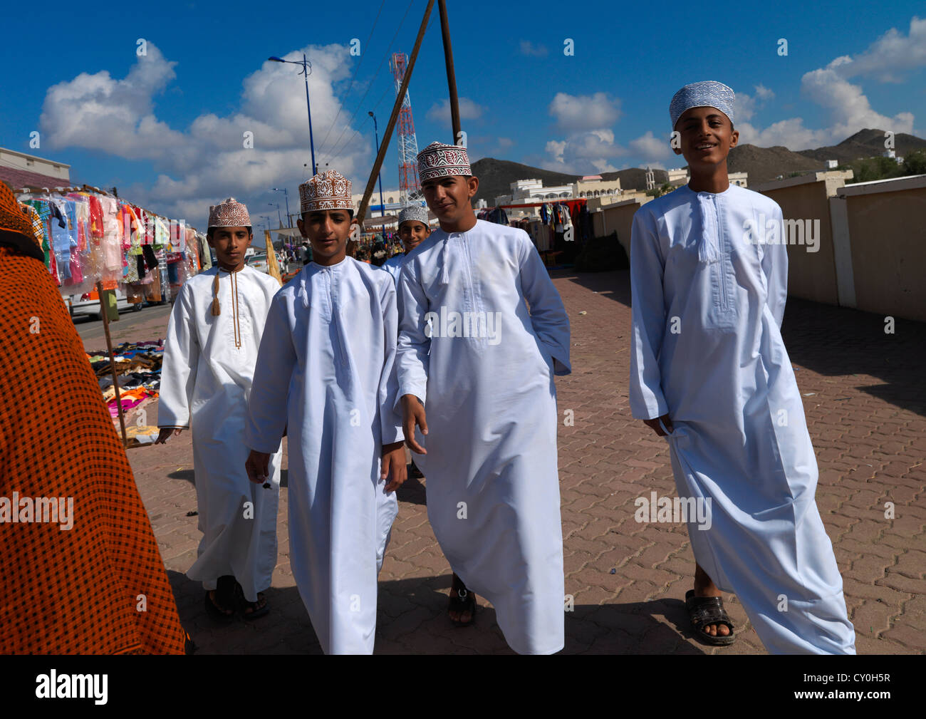 Les garçons vêtu du costume traditionnel et de marcher ensemble dans le marché d'Ibra, Oman Banque D'Images