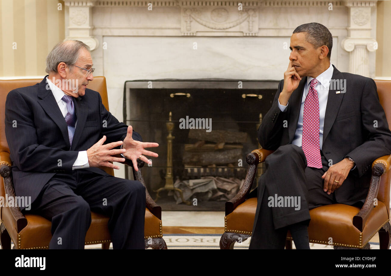 Le président américain Barack Obama parle avec l'Ambassadeur Princeton Lyman, l'Envoyé spécial américain pour le Soudan au cours de l'élection présidentielle quotidiennes d'information le 6 juin 2011 dans le bureau ovale de la Maison Blanche. Banque D'Images