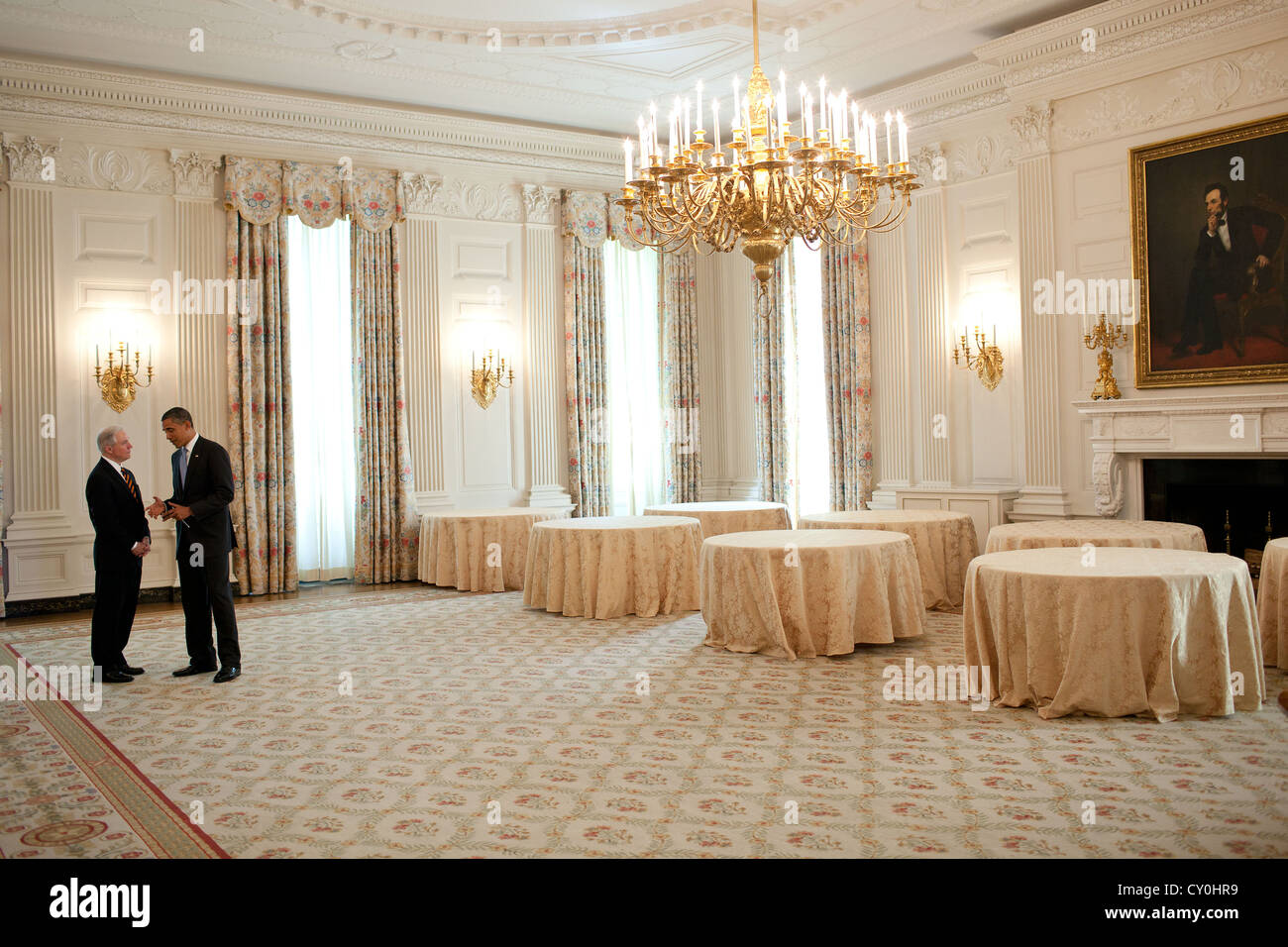 Le président américain Barack Obama parle avec le sénateur Jeff Sessions, R-Alabama le 8 juin 2011 dans la salle à manger d'état de la Maison Blanche à la suite d'une cérémonie en l'honneur de l'Université Auburn BCS 2010 Championnat National de Football. Banque D'Images