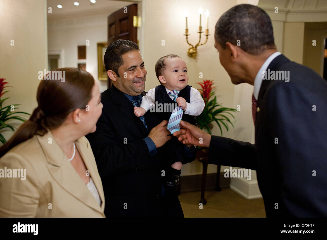 Le président américain Barack Obama salue la famille de Make-A-Wish enfant Diego Diaz, non représentée, avant leur visite à l'Oval Office le 23 juin 2011. Banque D'Images
