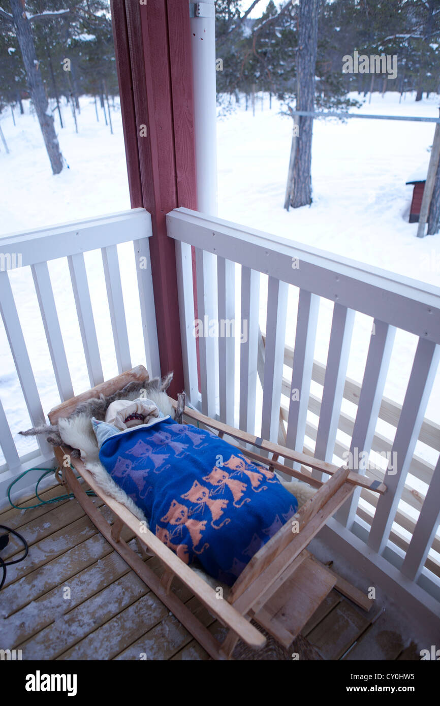 Bébé dort sami à l'extérieur Banque D'Images