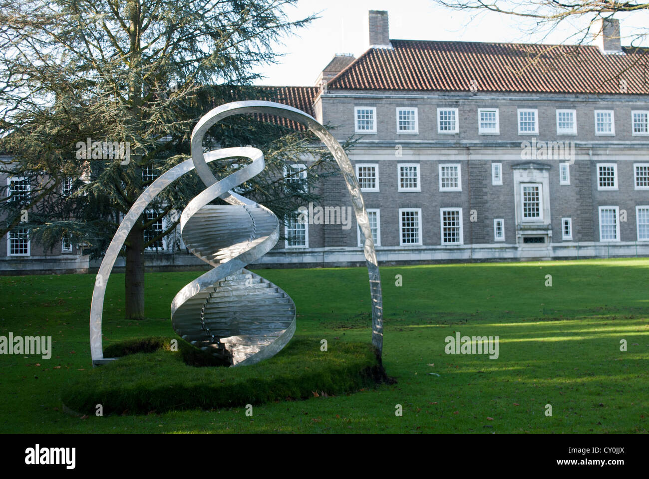 Sculpture en double hélice de l'ADN par Charles Jencks dans Clare College Cour Memorial Banque D'Images