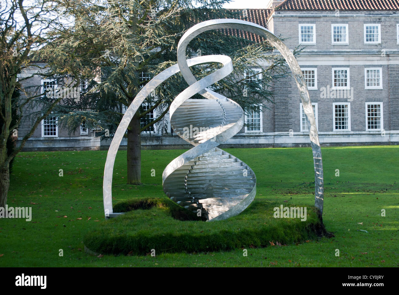 Sculpture en double hélice de l'ADN par Charles Jencks dans Clare College Cour Memorial Banque D'Images