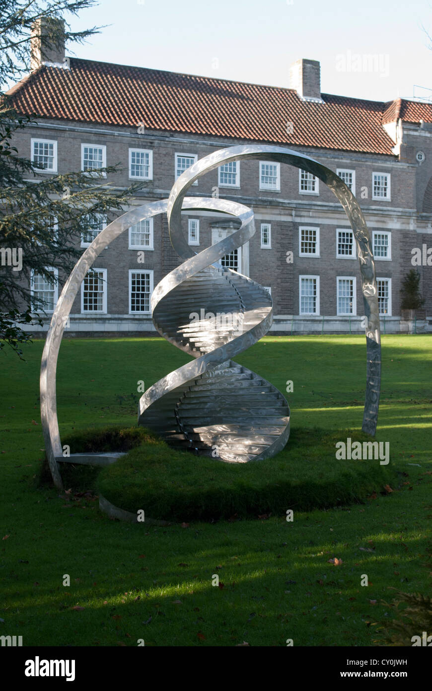Sculpture en double hélice de l'ADN par Charles Jencks dans Clare College Cour Memorial Banque D'Images
